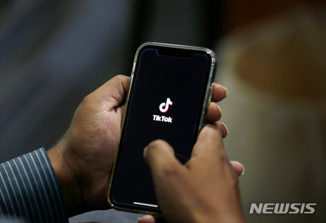 中, 이혼한 전 남편에 의해 불붙여져 숨지는 장면 SNS 생중계돼