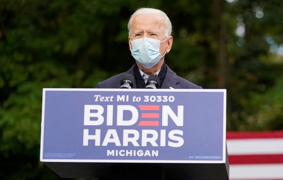 2일(현지시간) 미국 미시간주 그랜드래피즈 유세에서 조 바이든 민주당 대선후보가 마스크를 착용한 채 연설하고 있다.