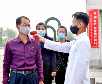 락랑영예군인수지일용품공장에서. (사진=노동신문 캡처)