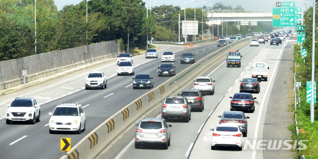 추석을 맞이한 지난 1일 전북 완주군 이서육교에서 바라본 호남고속도로의 차량 통행이 원활하게 이어지고 있다.