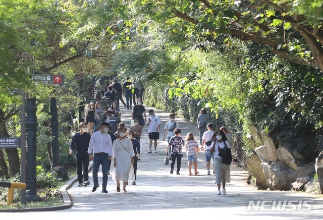 추석 연휴 셋째 날인 2일 오후 제주 서귀포시 대표 관광지인 천지연 폭포에 '추캉스'(추석+바캉스)족이 찾아와 즐거운 시간을 보내고 있다.