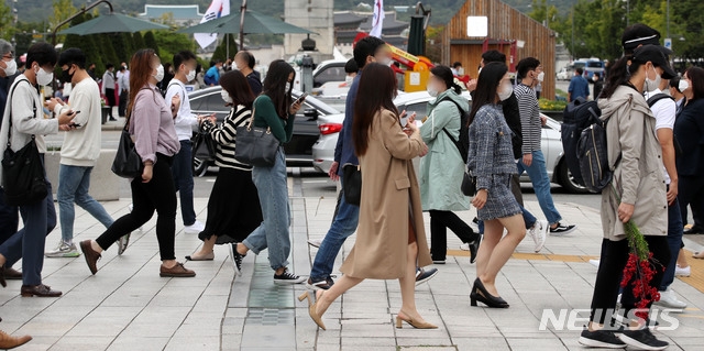 전국에 구름이 많고 내륙을 중심을 낮과 밤 기온차가 큰 전형적인 가을 날씨를 보이고 있는 지난 25일 오전 서울 세종대로사거리에 시민들이 출근을 하고 있다.