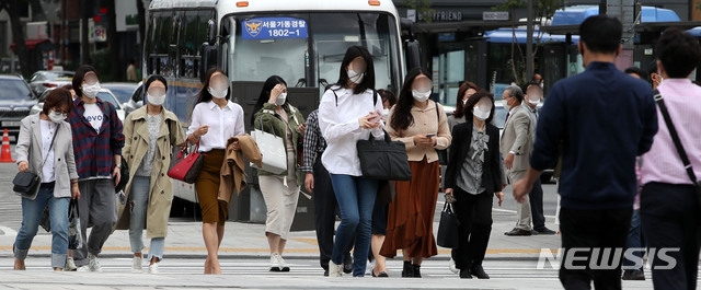 전국에 구름이 많고 내륙을 중심을 낮과 밤 기온차가 큰 전형적인 가을 날씨를 보인 지난 25일 오전 서울 세종대로사거리에 시민들이 출근을 하고 있다.