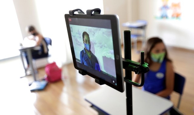 9월21일 브라질 수도 브라질리아의 한 사립학교에서 코로나19 확산 예방을 위해 마스크를 쓴 학생들이 수업하고 있다. 코로나19로 지난 3월 말부터 폐쇄됐던 사립학교들이 다시 문을 연 가운데 등교는 선택사항으로 온라인 수업을 원하는 학생들은 집에서 원격수업을 받을 수 있다.