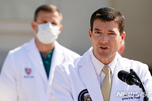 도널드 트럼프 미국 대통령 주치의인 숀 콘리가 4일(현지시간) 메릴랜드 베데스다 월터 리드 국립군병원에서 기자회견을 하고 있다.