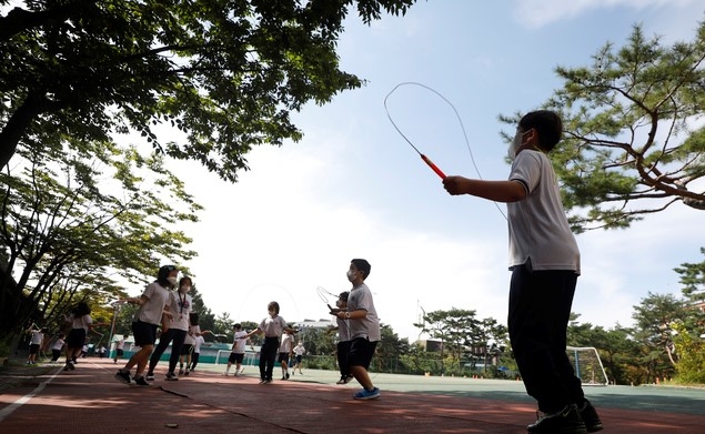 수도권 소재 유치원, 학교가 약3주간의 전면 원격수업을 마무리하고 등교를 재개한 21일 서울 화랑초등학교에서 학생들이 거리를 두어 체육수업을 진행하고 있다. 교육부에 따르면 21일부터 10월11일까지 수도권 유치원, 초등학교, 중학교는 3분의 1, 고등학교는 3분의 2 이내로 인원을 유지하고 등교한다. 수도권 코로나19 재확산으로 지난달 26일 전면 원격수업을 시작한 지 26일만이다.