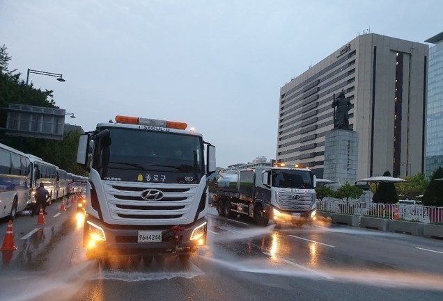 종로구(구청장 김영종)는 3일 오후 광화문광장, 종각역 등 주요 장소의 방역과 물청소를 실시했다. (사진=종로구 제공).