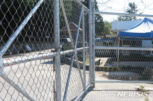 5일 군 간부와 사병 등 36명이 신종 코로나바이러스 감염증(코로나19)에 집단감염된 경기 포천시 내촌면의 부대 정문이 쇠사슬로 굳게 잠겨 있다.