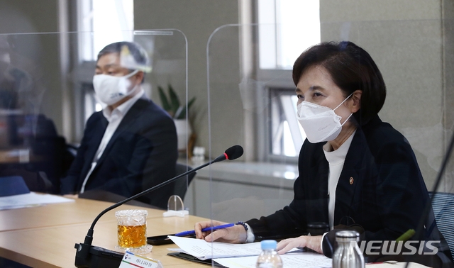 유은혜 사회부총리 겸 교육부 장관이 5일 오후 정부세종청사에서 기자들을 만나 '교육분야 코로나19 대응 및 향후 추진계획'과 '코로나 이후, 미래교육 전환을 위한 10대 정책과제'에 대해 설명하고 있다. (자료=교육부 제공)
