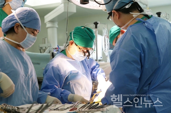 서울아산병원제공,정동환서울아산병원간이식·간담도외과교수가최소절개술을이용해기증자의간일부(이식편)를적출하는수술을집도하고있다.