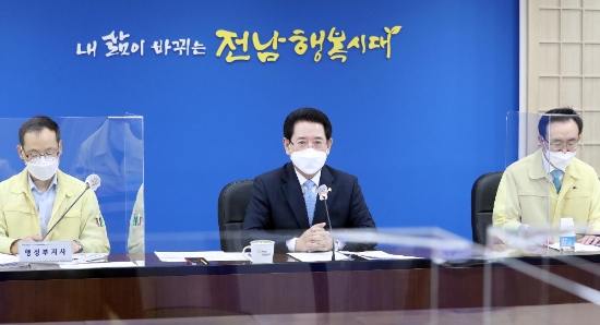 김영록 전라남도지사가 6일 오전 도청 서재필실에서 실국장 정책회의를 주재하고 있다./사진=전라남도
