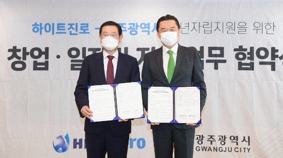 이용섭 광주광역시장이 6일 오전 시청 비즈니스룸에서 김인규 하이트진로 대표이사와 ‘청년 창업·일자리 지원’을 위한 업무협약을 체결한 뒤 기념촬영을 하고 있다./사진=광주시