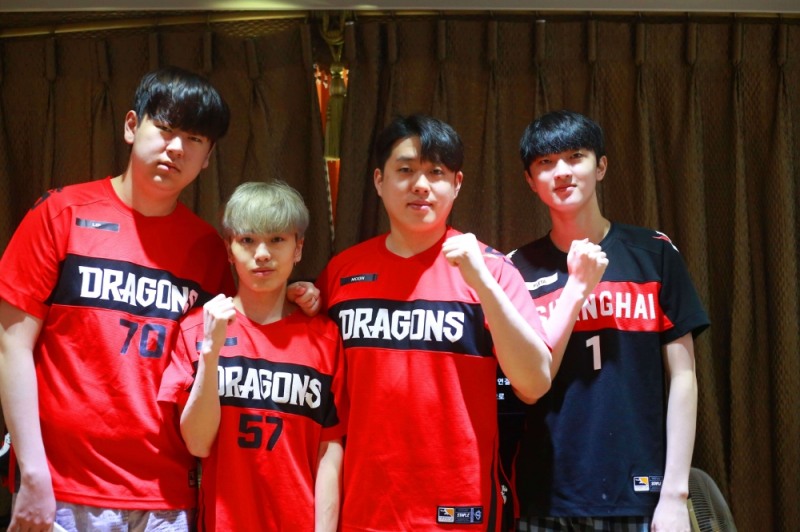 상하이 드래곤즈의 '립' 이재원(왼쪽부터), '보이드' 강준우, 문병철 감독, '플레타' 김병선.
