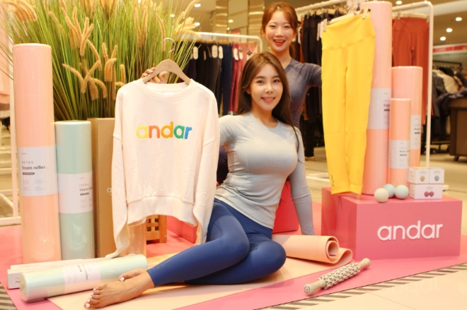 사진은 10월 7일(수) 오전, 롯데백화점 소공동 본점 '안다르' 매장에서 모델이 행사 상품을 입고 포즈를 취하는 모습.
