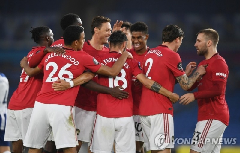 잉글랜드 명문 맨유가 대거 10대 유망주 수혈에 나섰다. 사진은 지난 7월 경기서 승리후 기뻐하는 맨유 선수들.