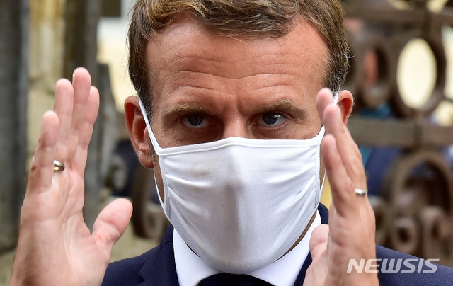 에마뉘엘 마크롱 프랑스 대통령이 18일(현지시간) 프랑스 남서부 콩동을 방문한 모습.