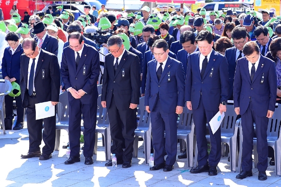 지난 2019년 여수시 이순신광장에서 열린 제71주년 여순사건 추념식에 참석한 권오봉 여수시장과 내빈들이 사이렌 소리에 맞춰 묵념을 하고 있다./사진=여수시