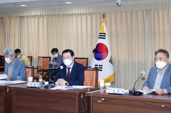 이용섭 광주광역시장이 8일 오후 시청 중회의실에서 열린 광주광역시-특별지방행정기관 회의에 참석해 인사말을 하고 있다./사진=광주시
