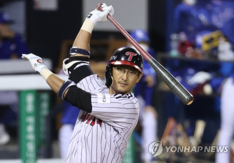 8일 오후 서울 송파구 잠실구장에서 열린 프로야구 삼성 라이온즈와 LG 트윈스의 경기 7회말 2사 1루. LG 박용택이 대타로 타석에 나와 배트를 휘두르고 있다. 박용택은 이날 2천224번째 경기에 출장해 KBO리그 최다 출장 기록을 세웠다