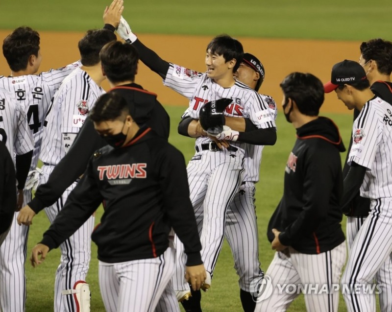 8일 오후 서울 송파구 잠실구장에서 열린 프로야구 삼성 라이온즈와 LG 트윈스의 경기 9회말 1사 만루. LG 신민재가 끝내기 안타를 친 뒤 기뻐하고 있다