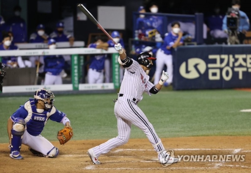8일 오후 서울 송파구 잠실구장에서 열린 프로야구 삼성 라이온즈와 LG 트윈스의 경기 7회말 2사 1루. LG 박용택이 1루타를 치고 있다. 박용택은 이날 2천224번째 경기에 출장해 KBO리그 최다 출장 기록을 세웠다.