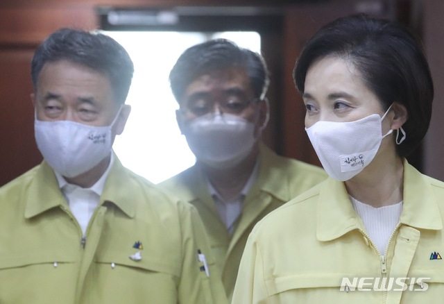 유은혜 사회부총리 겸 교육부 장관과 박능후 보건복지부 장관 및 국무위원들이 18일 오전 서울 종로구 정부서울청사에서 열린 코로나19 대응 중앙재난안전대책본부(중대본) 회의에 참석해 자리하고 있다.