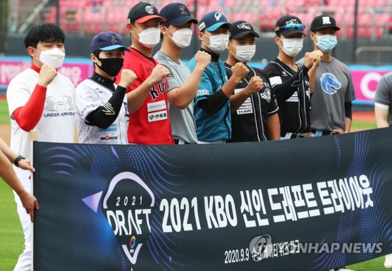 지난 9월 9일 경기도 수원케이티위즈파크에서 열린 2021 KBO 신인 드래프트 트라이아웃에서 참가 선수들이 기념촬영을 하고 있다.