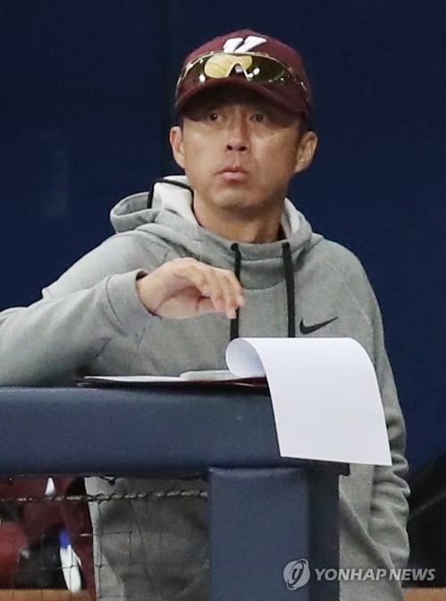 키움 손혁 감독이 8일 12게임을 남기고 석연치 않은 이유를 들어 갑자기 현장에서 물러났다.