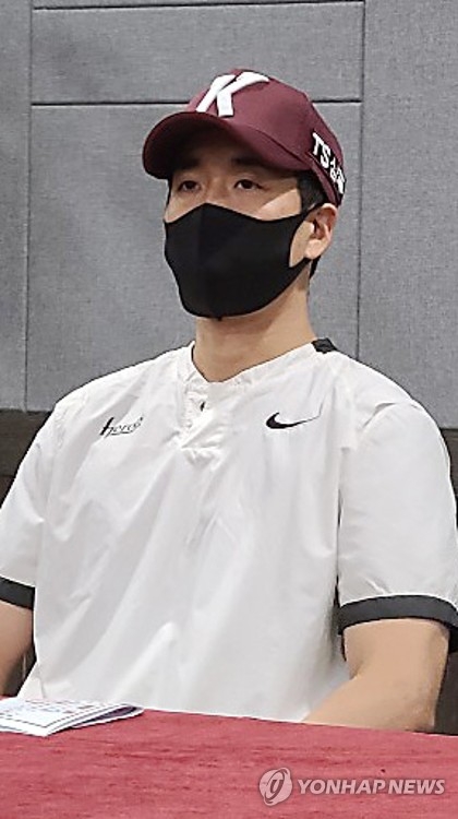 물러난 손혁 감독을 대신해 김창현 퀄리티컨트롤 코치가 감독대행으로 승격해 남은 12게임을 치르게 됐다.