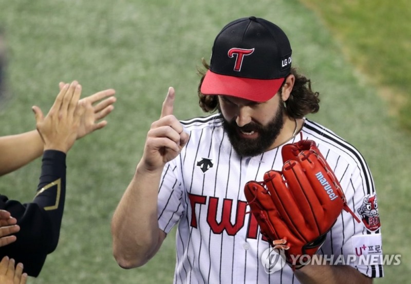 9일 서울 잠실야구장에서 열린 프로야구 NC와 LG의 경기에서 5회초까지 무실점을 기록한 LG선발투수 켈리가 디스코 세리머니를 하며 더그아웃으로 돌아오고 있다