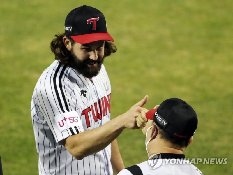 9일 서울 잠실야구장에서 열린 프로야구 NC와 LG의 경기에서 완봉승을 거둔 LG 켈리가 경기 후 동료들과 환호하고 있다.