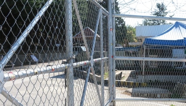 5일 군 간부와 사병 등 36명이 신종 코로나바이러스 감염증(코로나19)에 집단감염된 경기 포천시 내촌면의 부대 정문이 쇠사슬로 굳게 잠겨 있다.