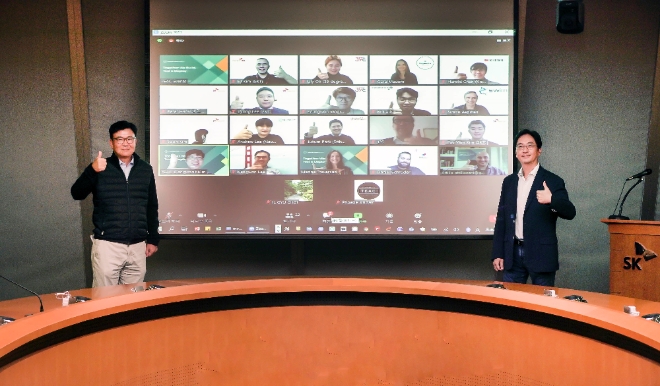 (사진=SK텔레콤) 8일 서울 을지로 SKT 본사에서 하형일 SKT코퍼레이트2센터장(사진 왼쪽), 김윤 CTO 등이 도이치텔레콤, TIP, 글로벌 통신사 임원들과 언택트 스타트업 육성에 대한 영상회의를 가졌다.
