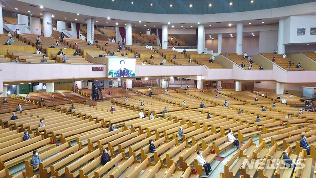 11일 오전 서울 영등포구 여의도순복음교회에서 교인들이 사회적 거리두기를 유지하며 예배를 드리고 있다. (사진=여의도순복음교회 제공)