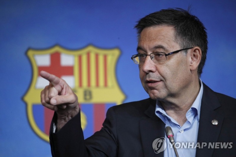 간판 스타 리오넬 메시 이적파동과 무리한 선수 영입 등으로 클럽 회원들에 의해 탄핵에 몰리게 된 FC 바르셀로나 주제프 마리아 바르토메우 회장.