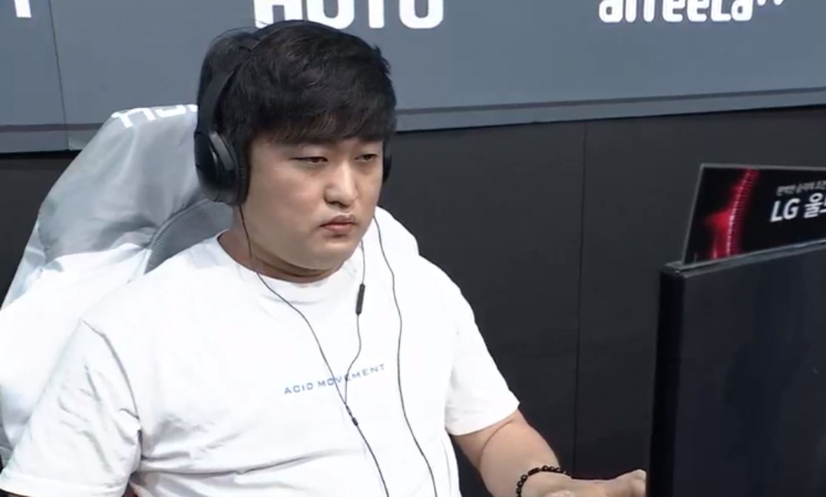 아프리카TV 스타크래프트 리그 시즌10 16강 C조 1경기를 준비하는 이영호(사진=ASL10 공식 방송 캡처)