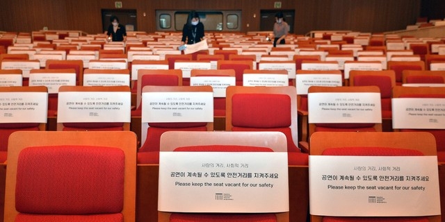 대구 중구 대구콘서트하우스 직원들이 6일 오후 신종 코로나바이러스 감염증(코로나19) 예방을 위한 좌석 간 거리 두기 안내문을 점검하고 있다. 다음 달 13일까지 열리는 ‘2020 월드 오케스트라 시리즈’는 코로나19로 지친 시민을 격려하는 음악치유축제로 좌석운영은 방역수칙 준수를 위해 전체 좌석의 25%만 운영한다.