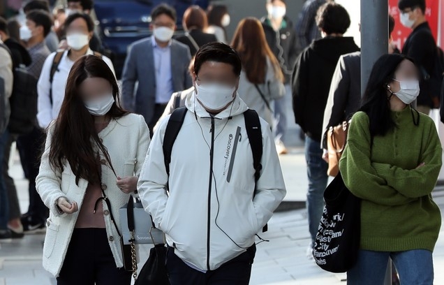 큰 일교차를 나타내며 아침 기온이 떨어진 지난 5일 서울 강남구 신논현역 인근에서 시민들이 외투를 입고 출근하고 있다.