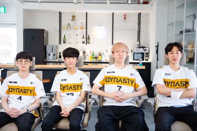 서울 다이너스티의 '토비' 양진모(왼쪽부터), '프로핏' 박준영, '제스처' 홍재희, 박창근 감독(사진=서울 다이너스티 제공).