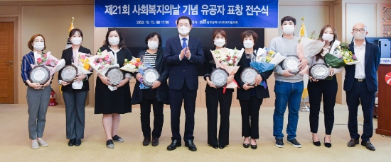 이용섭 광주광역시장이 12일 오전 시청 비즈니스룸에서 ‘제21회 사회복지의 날’을 맞아 사회복지 발전을 위해 헌신한 유공시민들에게 표창장을 수여한 뒤 수상자들과 함께 기념촬영을 하고 있다./사진=광주시