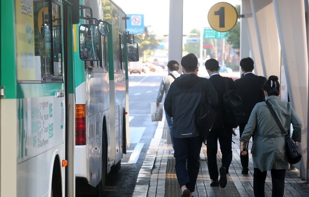 서울 아침 최저기온 5도 등 전국이 쌀쌀한 날씨를 보인 지난 6일 오전 서울 영등포구 여의도 환승센터에서 외투를 입은 시민들이 출근길 발걸음을 서두르고 있다.