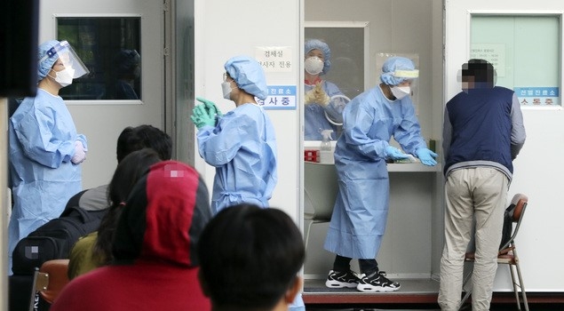 신종 코로나바이러스 감염증(코로나19) 신규 확진자가 97명 발생한 12일 서울 양천구 양천구보건소에서 차려진 신종 코로나바이러스 감염증(코로나19) 선별진료소에서 의료진들이 분주하게 움직이고 있다.