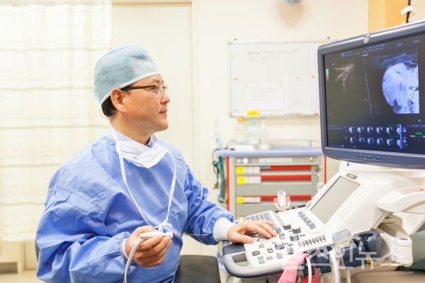 삼성서울병원제공,임현철삼성서울병원간암센터교수(영상의학과)가고주파열치료술에관해설명하고있다.