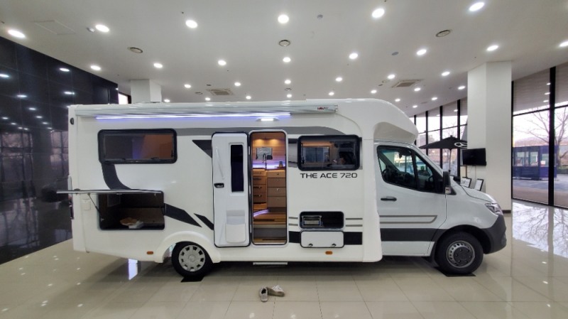 에이스캠퍼의 캠핑카