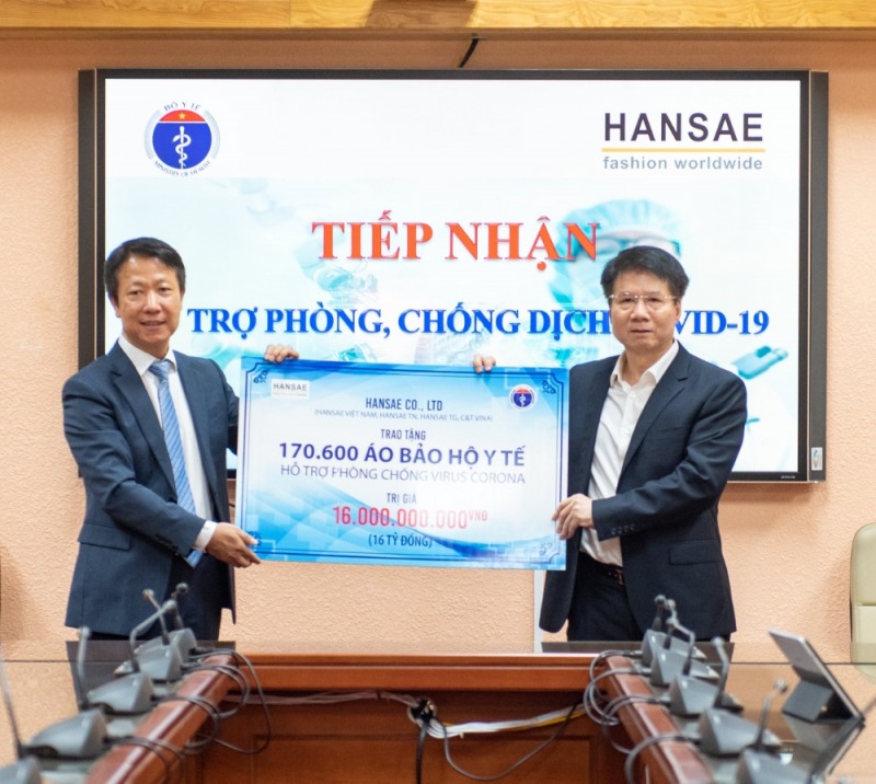 문양원 한세실업 아시아 총괄 법인장(좌측)과 쭝 꿕 끄엉 베트남 보건부 차관(우측)이 기증 판넬을 들고 있다. (사진제공=한세실업)