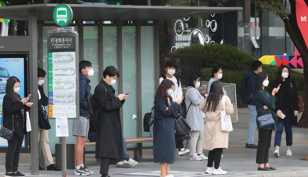 서울 아침 최저기온 8도 등 전국이 쌀쌀한 날씨를 보인 13일 오전 서울 종로구 KT광화문지사 정류장에서 외투를 입은 시민들이 버스를 기다리고 있다.