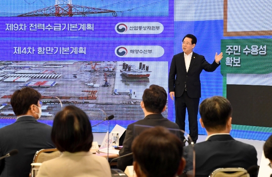 '제2차 한국판 뉴딜 전략회의'가 13일 오전 청와대 영빈관에서 문재인 대통령을 비롯한 여당 인사, 경제부총리를 포함한 8개 부처 장관, 17개 시·도지사 등이 참석한 가운데 김영록 전남도지사는 ‘신안 8.2GW 해상풍력 발전단지 조성을 통한 그린뉴딜 전남형 상생일자리 사업’에 대한 주요 내용을 발표했다/사진=전남도