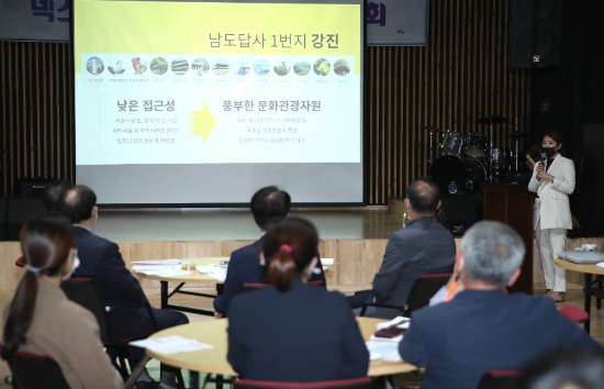 강진군은 지난 12일 오감통 음악창작소에서 강진군과 서울시 관계자를 비롯해 청년창업팀 등 관계자 30명이 참석한 가운데 이승옥 군수의 주재로 ‘넥스트로컬 청년창업팀 간담회’를 개최했다/사진=강진군