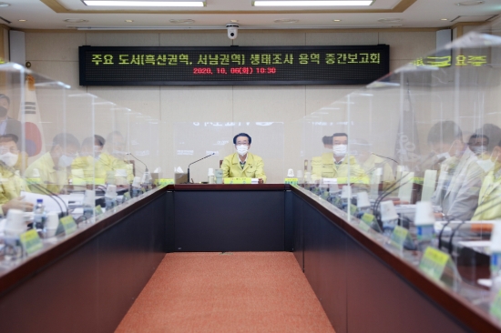 지난 6일 신안군은 박우량 군수를 비롯 김창환 한국식생학회 회장 등이 참석한 가운데 ‘주요 도서(흑산권역, 서남권역) 생태조사 연구용역’ 중간보고회를 신안군청에서 개최했다/사진=신안군