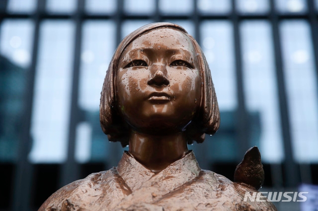 일본군성노예제 문제해결을 위한 1451차 수요시위 기자회견이 열린 지난 8월 5일 서울 종로구 옛 일본대사관 앞에 설치된 평화의 소녀상에 빗물이 맺혀 있다.